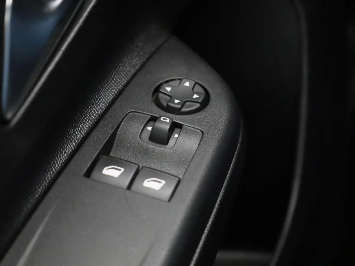 1.2 Edition | APPLE CARPLAY | ANDROID AUTO | PARKEERSENSOREN ACHTER | RIJSTROOKHULP | BLUETOOTH | DAB RADIO | LICHTMETALEN VELGEN |