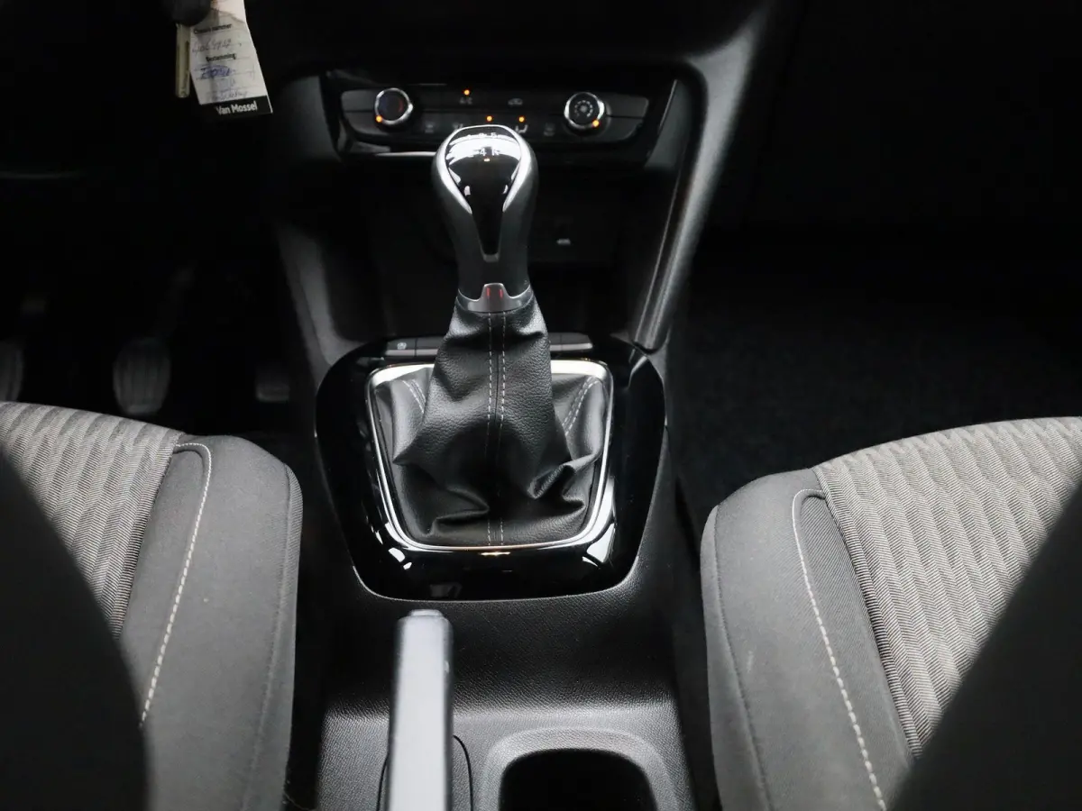 1.2 Edition | APPLE CARPLAY | ANDROID AUTO | PARKEERSENSOREN ACHTER | RIJSTROOKHULP | BLUETOOTH | DAB RADIO | LICHTMETALEN VELGEN |