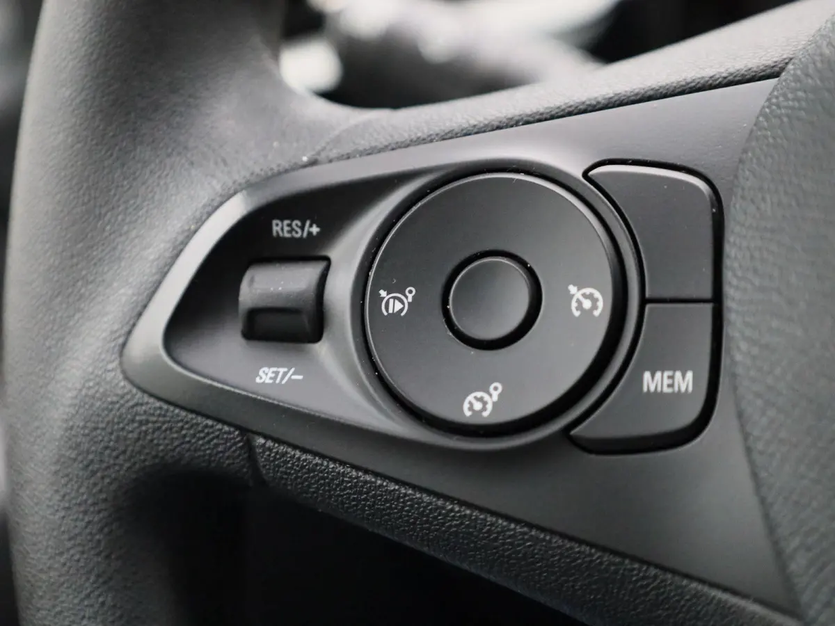 1.2 Edition | APPLE CARPLAY | ANDROID AUTO | PARKEERSENSOREN ACHTER | RIJSTROOKHULP | BLUETOOTH | DAB RADIO | LICHTMETALEN VELGEN |