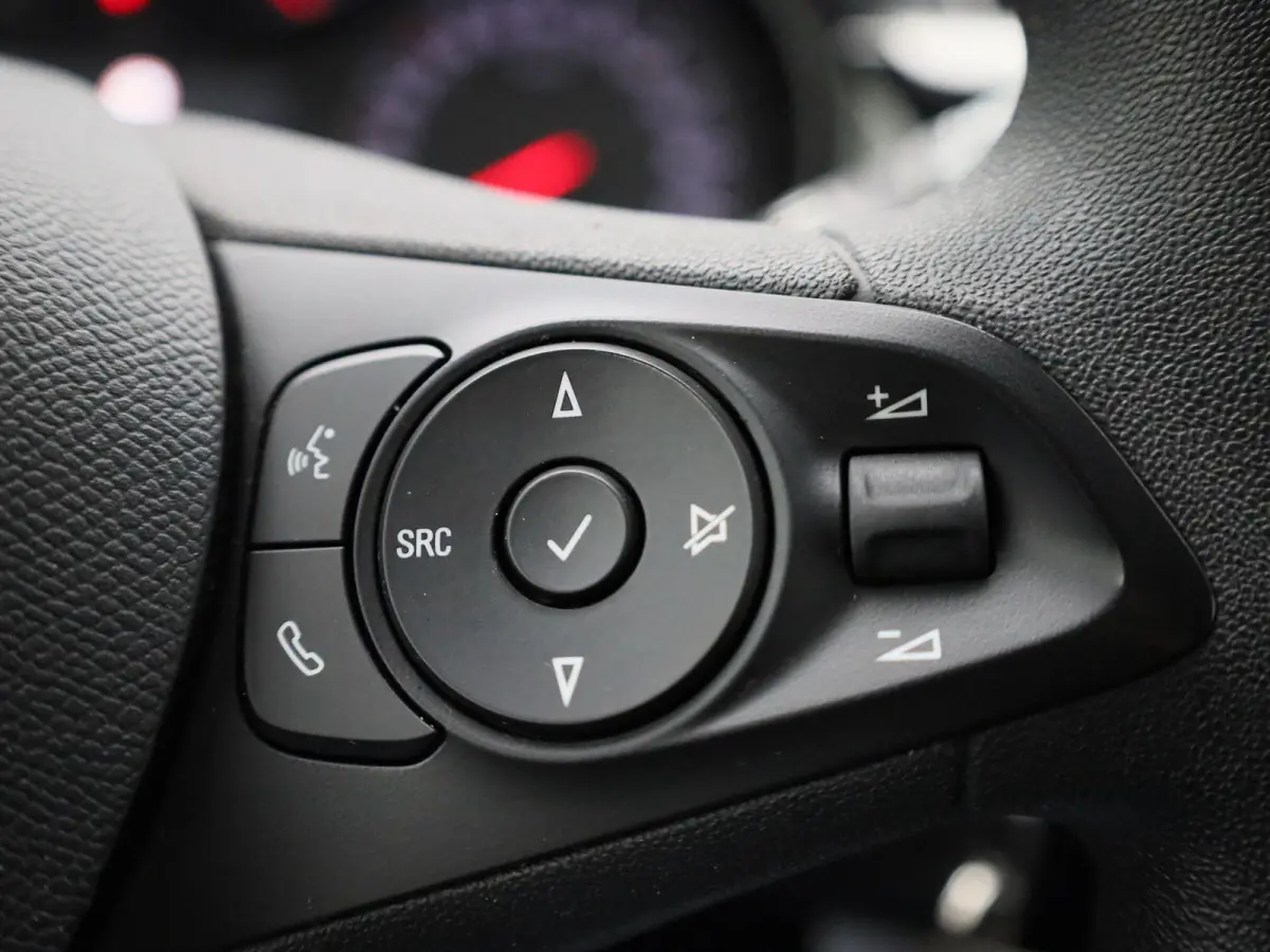 1.2 Edition | APPLE CARPLAY | ANDROID AUTO | PARKEERSENSOREN ACHTER | RIJSTROOKHULP | BLUETOOTH | DAB RADIO | LICHTMETALEN VELGEN |