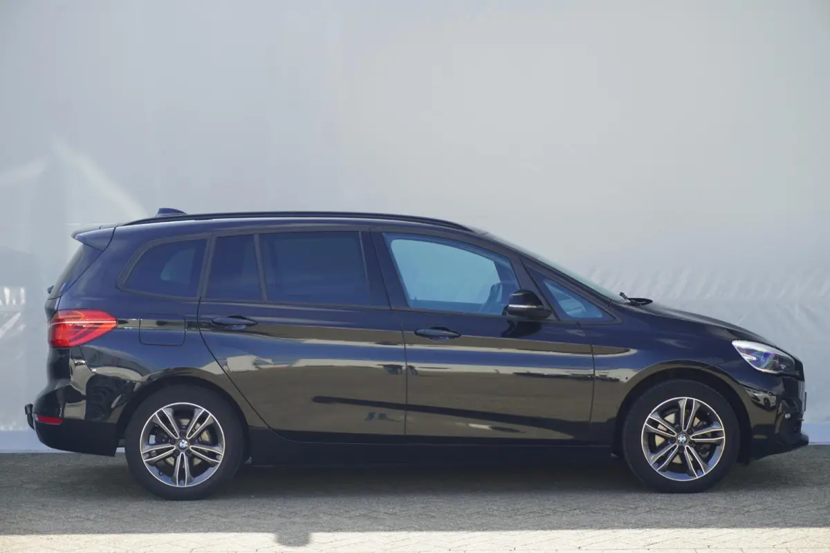 216i 7p. M Sport | Trekhaak | HiFi | Extra getint glas | Elektrisch verstelbare lendensteun | Dakrails