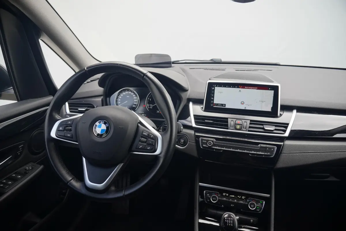 216i 7p. M Sport | Trekhaak | HiFi | Extra getint glas | Elektrisch verstelbare lendensteun | Dakrails