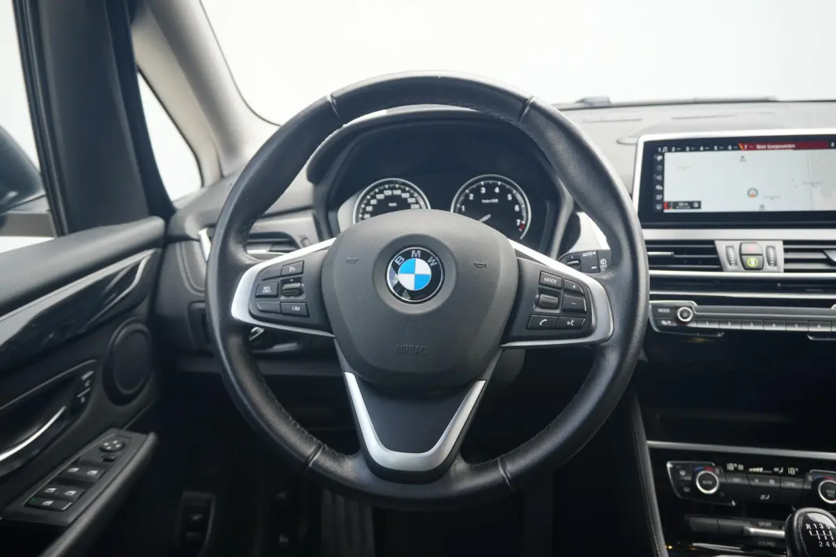 216i 7p. M Sport | Trekhaak | HiFi | Extra getint glas | Elektrisch verstelbare lendensteun | Dakrails