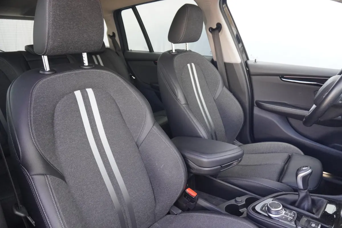 216i 7p. M Sport | Trekhaak | HiFi | Extra getint glas | Elektrisch verstelbare lendensteun | Dakrails