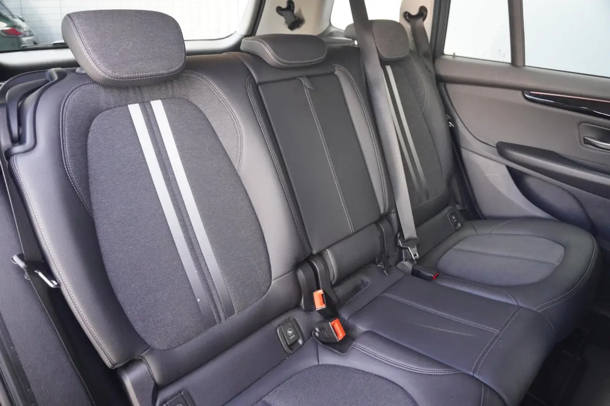 216i 7p. M Sport | Trekhaak | HiFi | Extra getint glas | Elektrisch verstelbare lendensteun | Dakrails