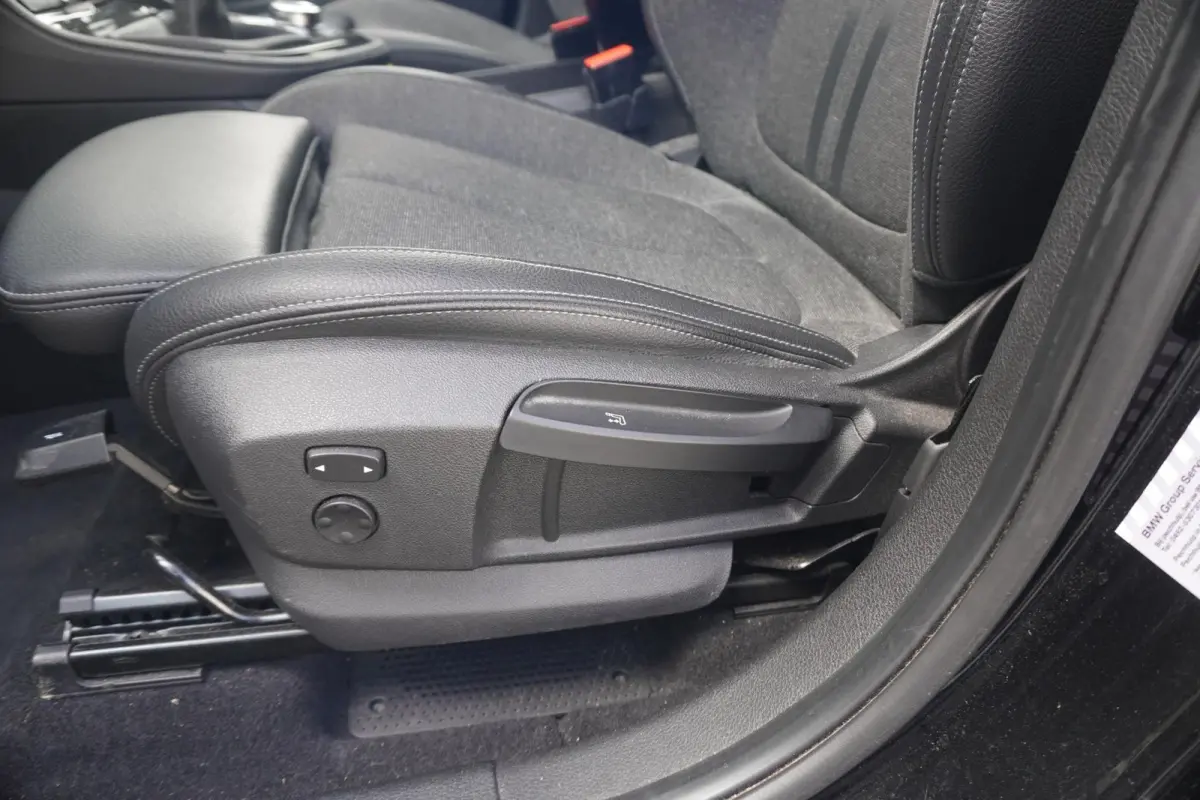 216i 7p. M Sport | Trekhaak | HiFi | Extra getint glas | Elektrisch verstelbare lendensteun | Dakrails