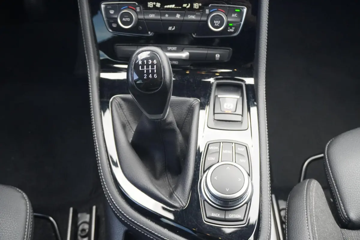 216i 7p. M Sport | Trekhaak | HiFi | Extra getint glas | Elektrisch verstelbare lendensteun | Dakrails
