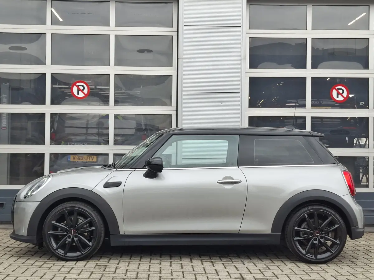 1.5 Cooper John Cooper Works | Navigatie | LMV 18" | Voorstoelen Verwarmd | Cruise Control Adaptief | Achteruitrijcamera | Airco Climate control |