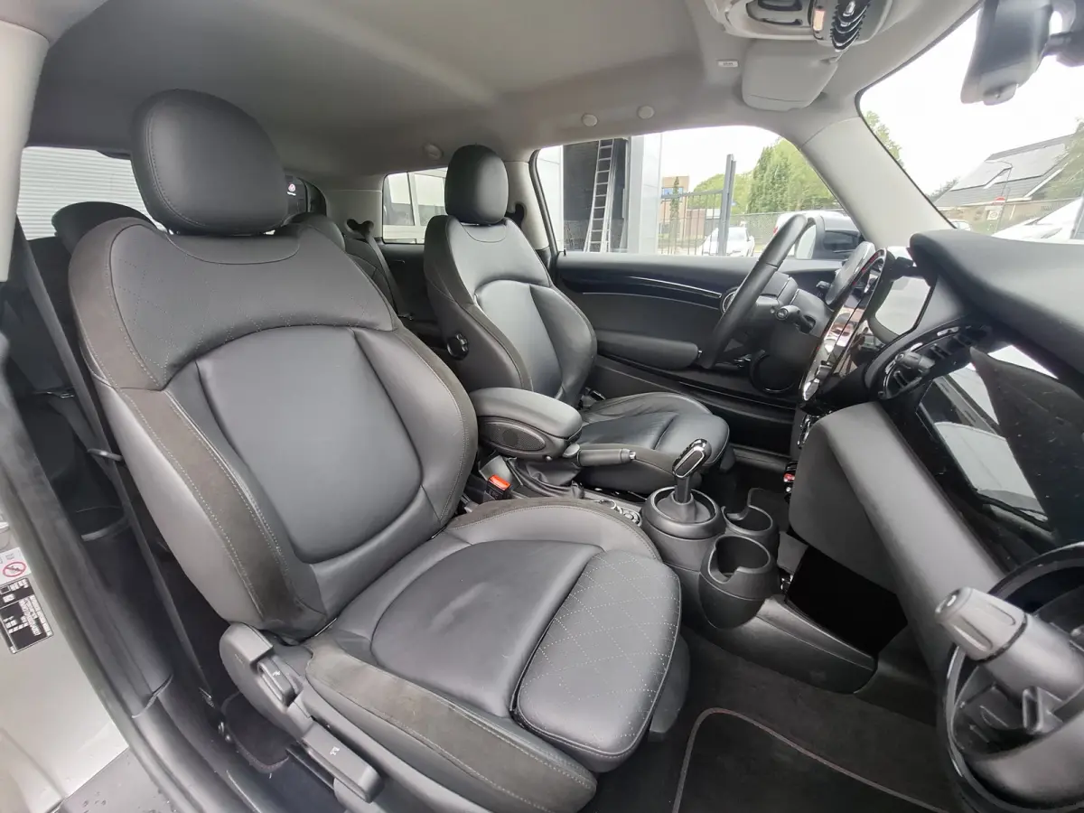 1.5 Cooper John Cooper Works | Navigatie | LMV 18" | Voorstoelen Verwarmd | Cruise Control Adaptief | Achteruitrijcamera | Airco Climate control |