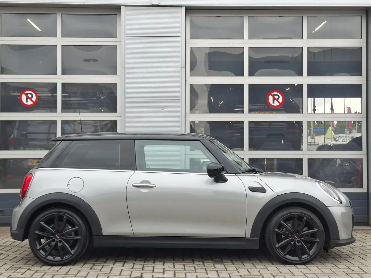 1.5 Cooper John Cooper Works | Navigatie | LMV 18" | Voorstoelen Verwarmd | Cruise Control Adaptief | Achteruitrijcamera | Airco Climate control |
