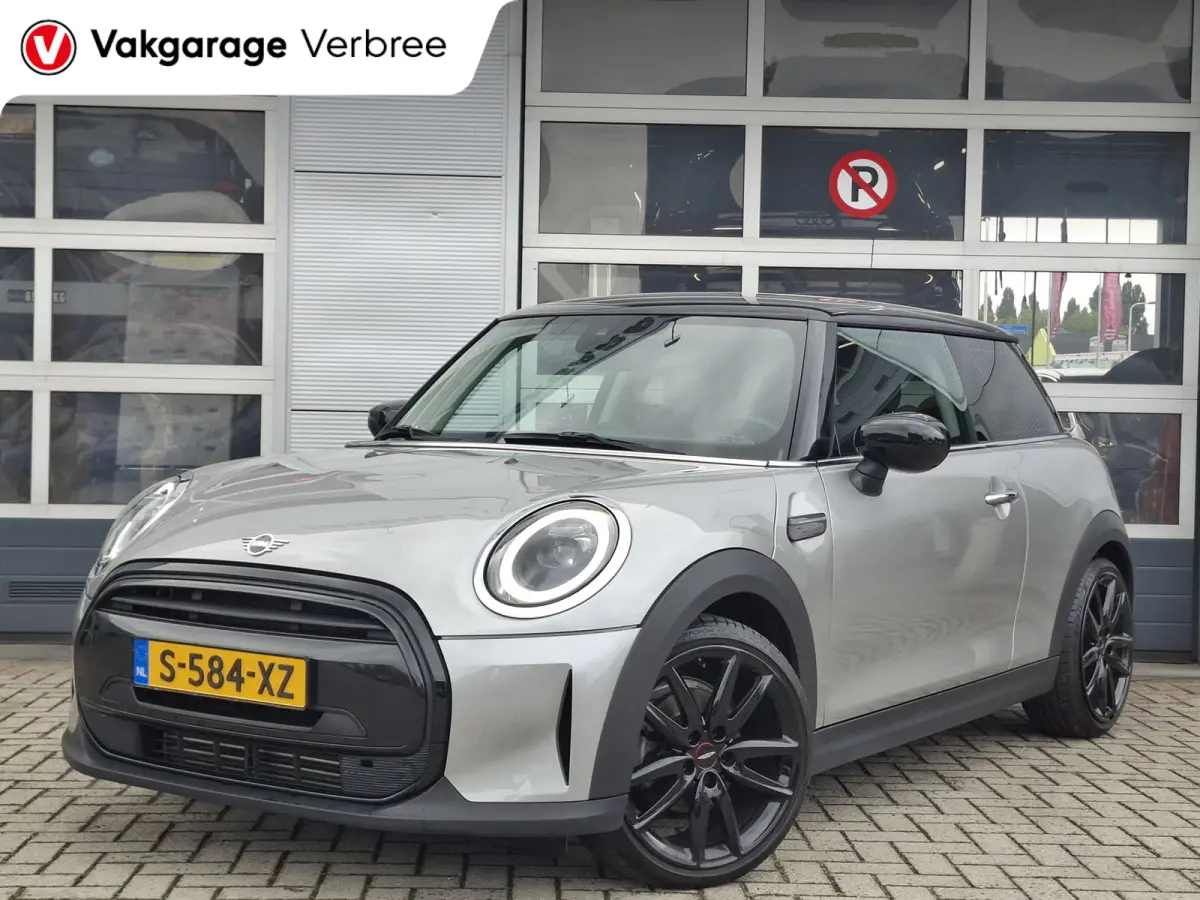 1.5 Cooper John Cooper Works | Navigatie | LMV 18" | Voorstoelen Verwarmd | Cruise Control Adaptief | Achteruitrijcamera | Airco Climate control |