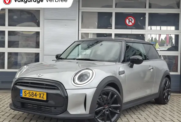 1.5 Cooper John Cooper Works | Navigatie | LMV 18" | Voorstoelen Verwarmd | Cruise Control Adaptief | Achteruitrijcamera | Airco Climate control |