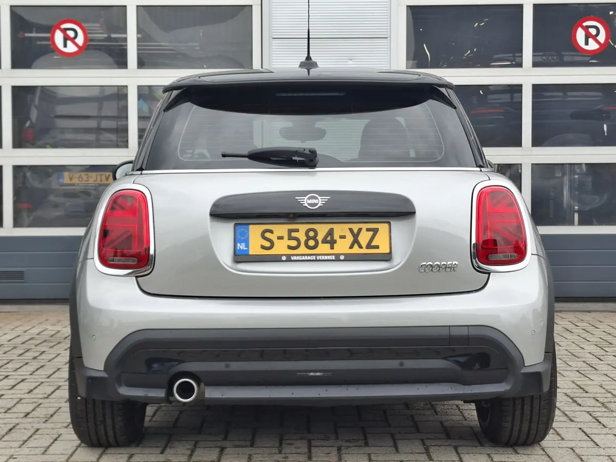 1.5 Cooper John Cooper Works | Navigatie | LMV 18" | Voorstoelen Verwarmd | Cruise Control Adaptief | Achteruitrijcamera | Airco Climate control |