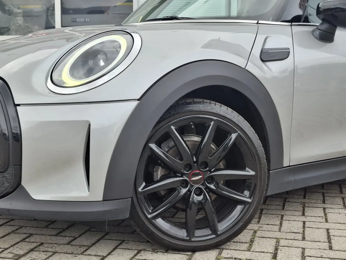 1.5 Cooper John Cooper Works | Navigatie | LMV 18" | Voorstoelen Verwarmd | Cruise Control Adaptief | Achteruitrijcamera | Airco Climate control |