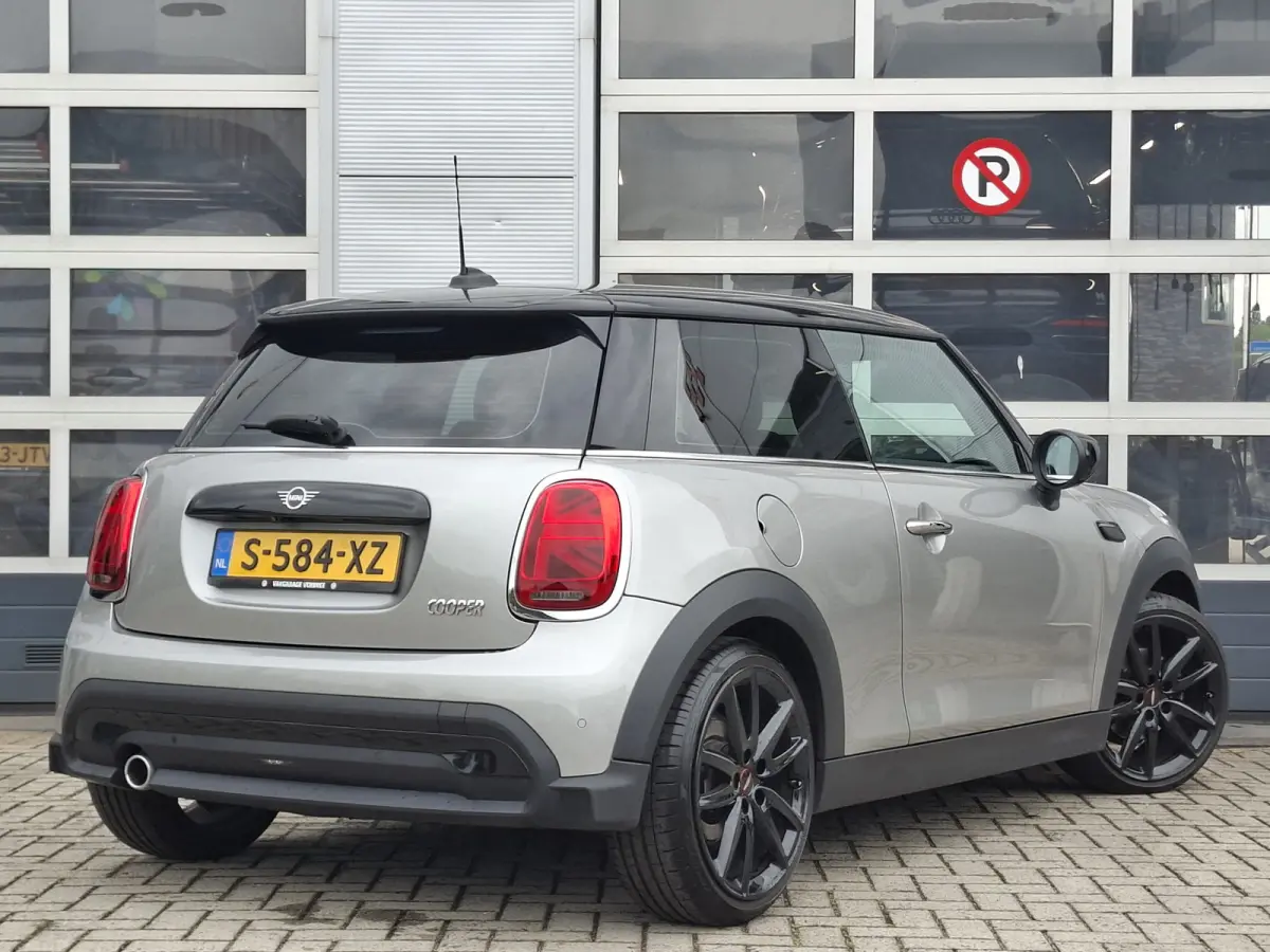 1.5 Cooper John Cooper Works | Navigatie | LMV 18" | Voorstoelen Verwarmd | Cruise Control Adaptief | Achteruitrijcamera | Airco Climate control |