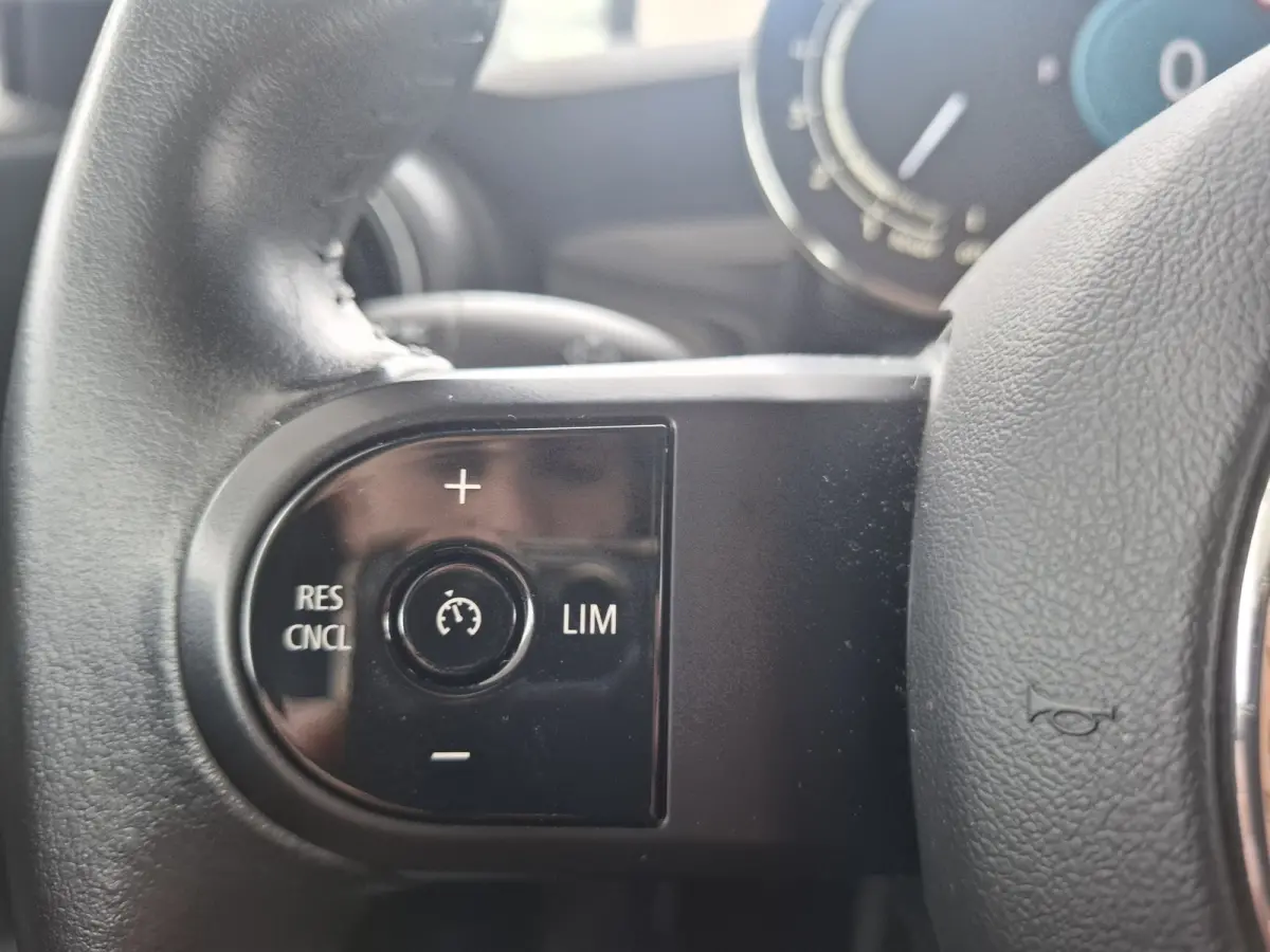 1.5 Cooper John Cooper Works | Navigatie | LMV 18" | Voorstoelen Verwarmd | Cruise Control Adaptief | Achteruitrijcamera | Airco Climate control |