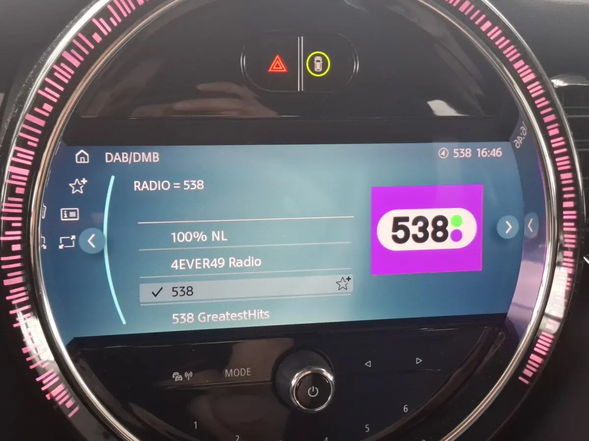 1.5 Cooper John Cooper Works | Navigatie | LMV 18" | Voorstoelen Verwarmd | Cruise Control Adaptief | Achteruitrijcamera | Airco Climate control |