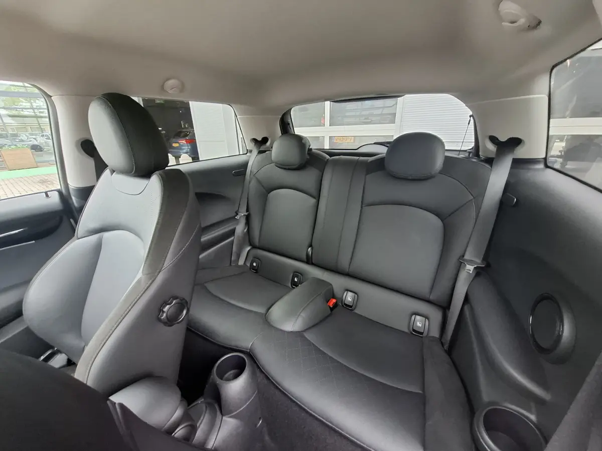 1.5 Cooper John Cooper Works | Navigatie | LMV 18" | Voorstoelen Verwarmd | Cruise Control Adaptief | Achteruitrijcamera | Airco Climate control |