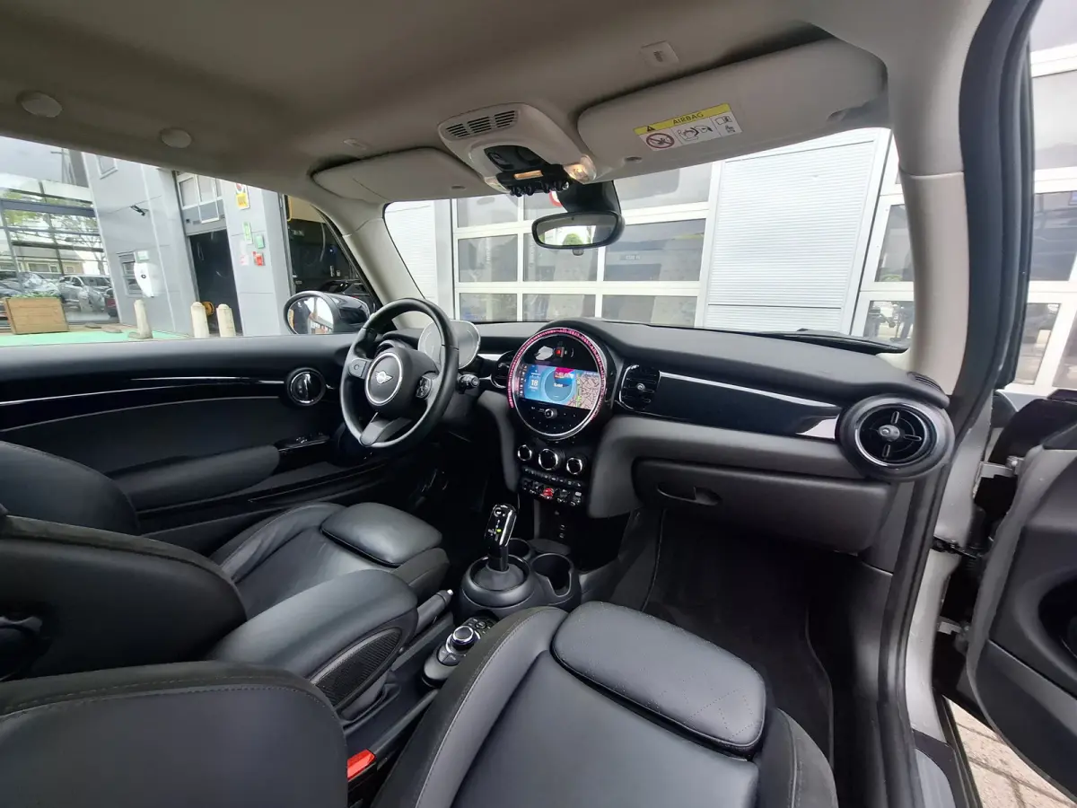 1.5 Cooper John Cooper Works | Navigatie | LMV 18" | Voorstoelen Verwarmd | Cruise Control Adaptief | Achteruitrijcamera | Airco Climate control |