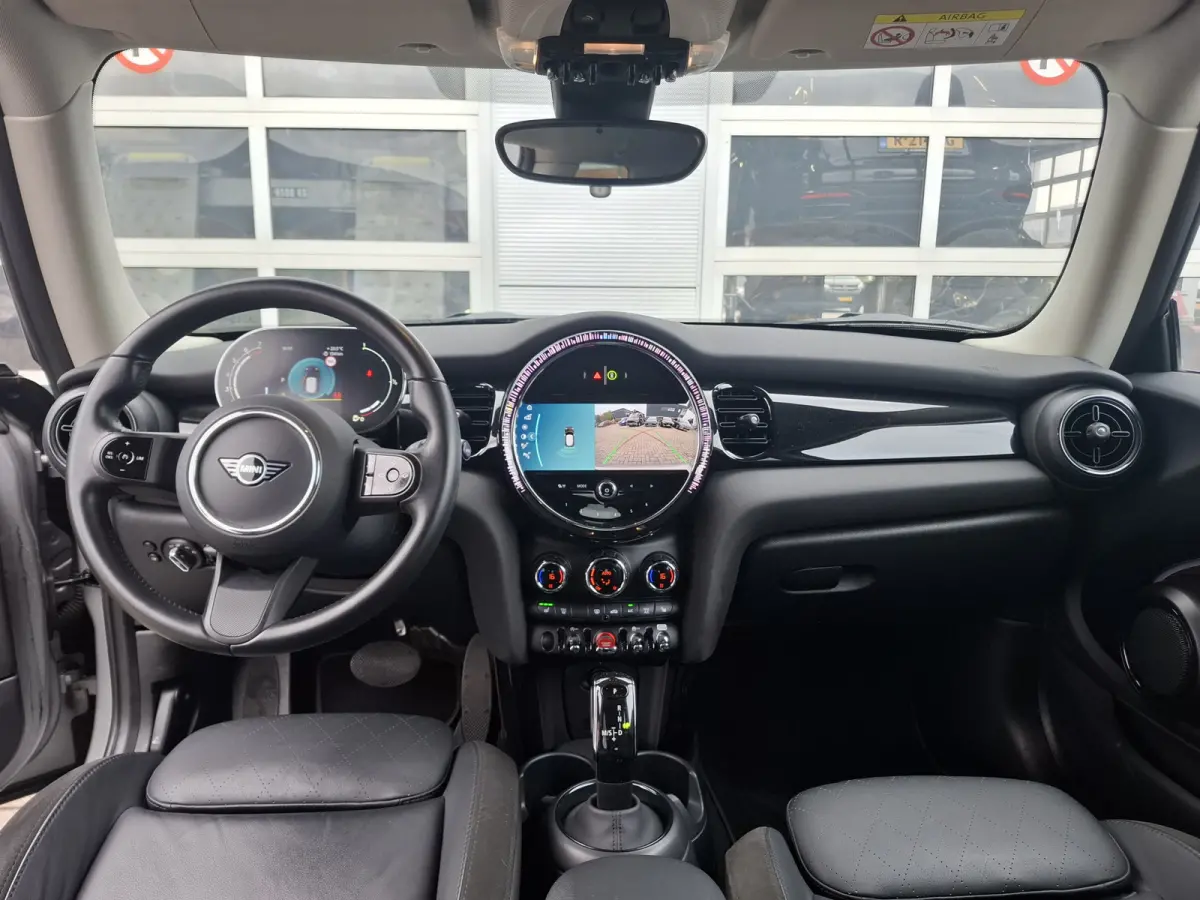 1.5 Cooper John Cooper Works | Navigatie | LMV 18" | Voorstoelen Verwarmd | Cruise Control Adaptief | Achteruitrijcamera | Airco Climate control |