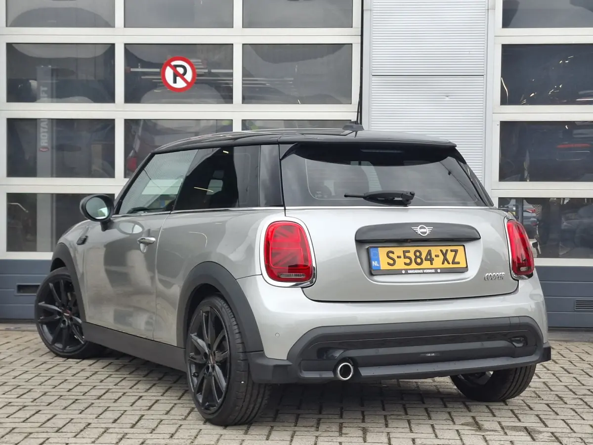 1.5 Cooper John Cooper Works | Navigatie | LMV 18" | Voorstoelen Verwarmd | Cruise Control Adaptief | Achteruitrijcamera | Airco Climate control |