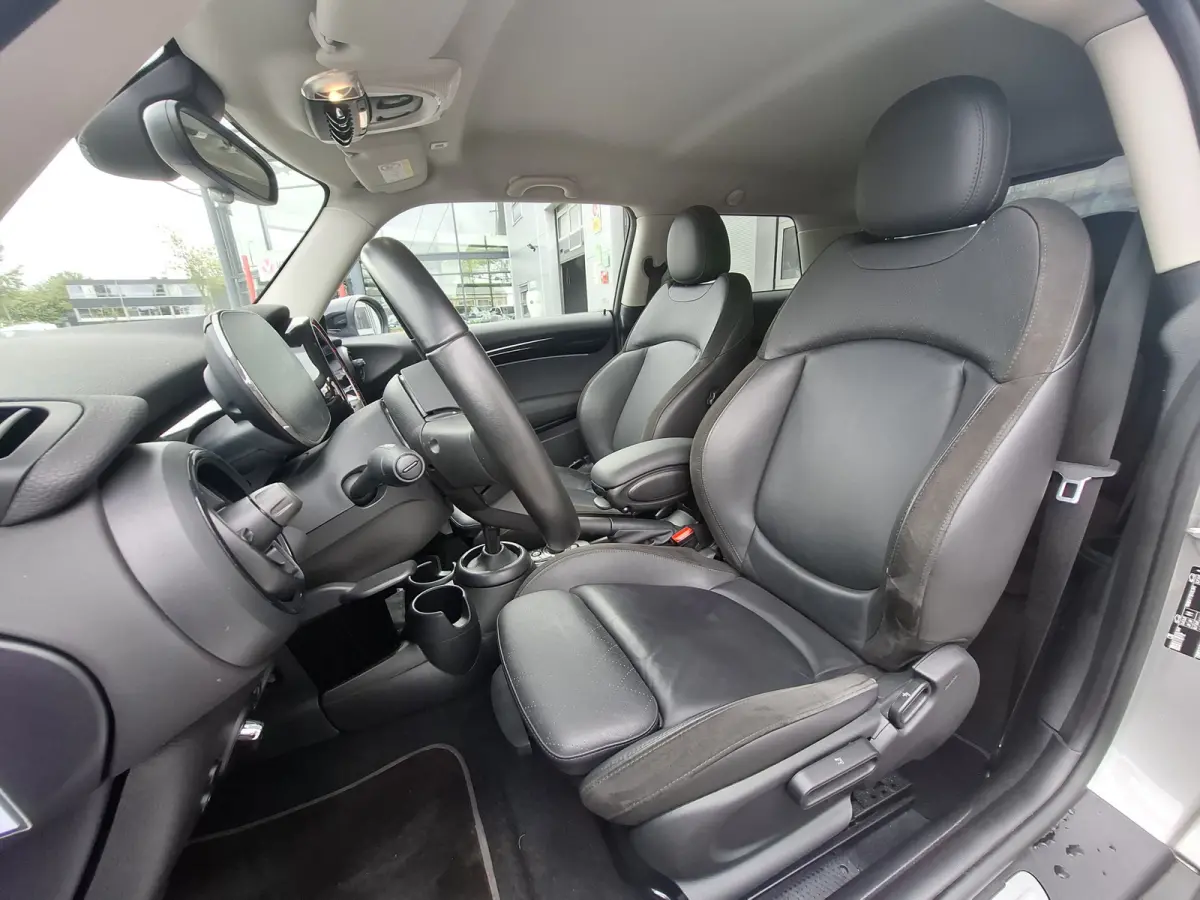1.5 Cooper John Cooper Works | Navigatie | LMV 18" | Voorstoelen Verwarmd | Cruise Control Adaptief | Achteruitrijcamera | Airco Climate control |
