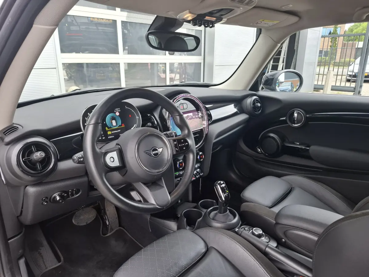 1.5 Cooper John Cooper Works | Navigatie | LMV 18" | Voorstoelen Verwarmd | Cruise Control Adaptief | Achteruitrijcamera | Airco Climate control |