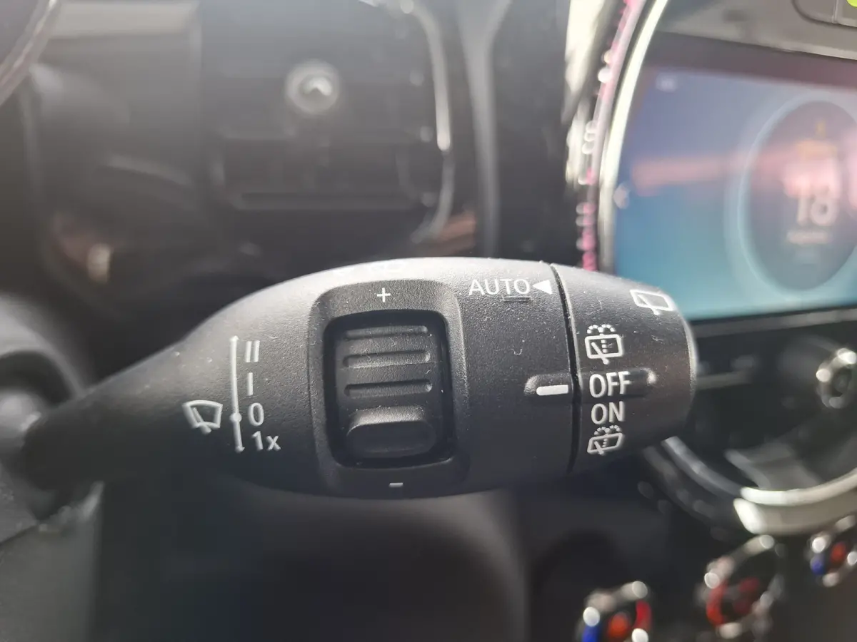 1.5 Cooper John Cooper Works | Navigatie | LMV 18" | Voorstoelen Verwarmd | Cruise Control Adaptief | Achteruitrijcamera | Airco Climate control |