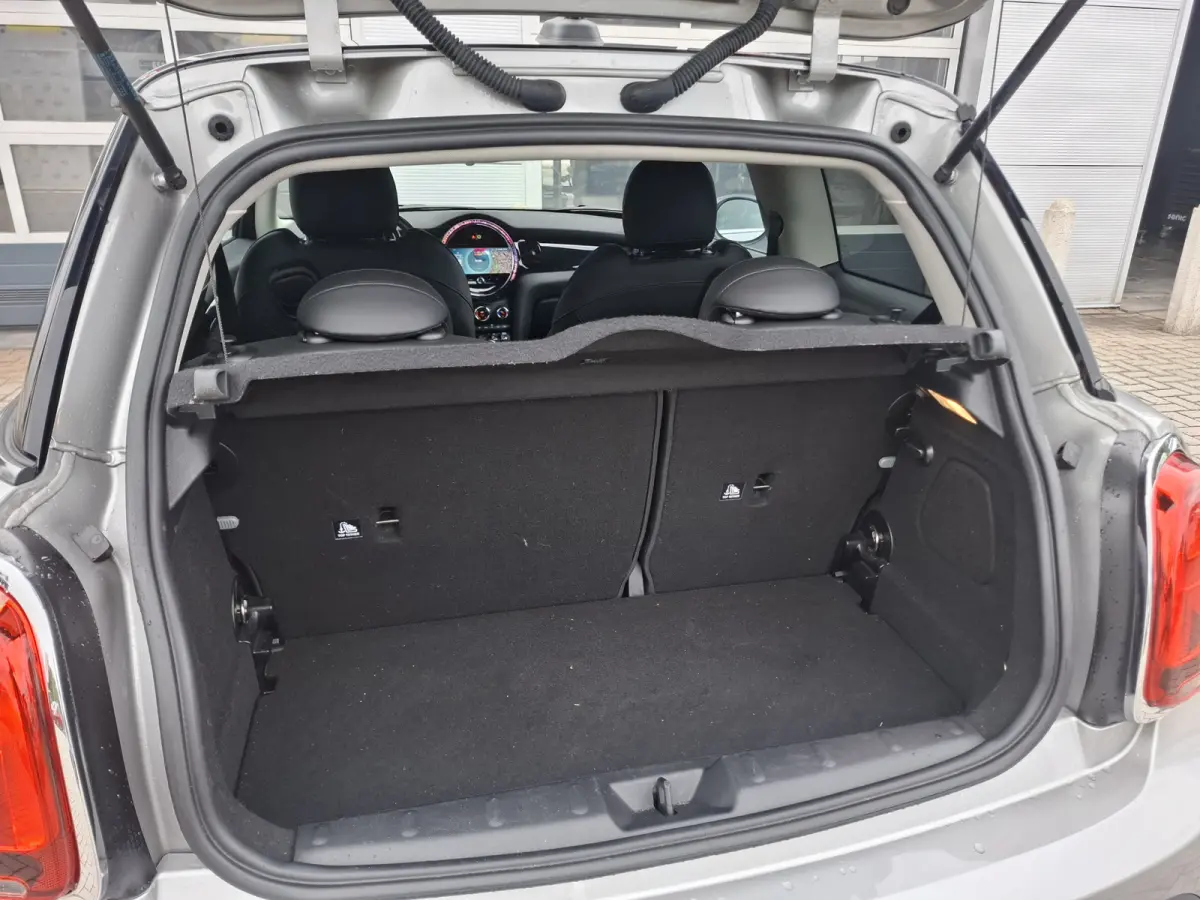 1.5 Cooper John Cooper Works | Navigatie | LMV 18" | Voorstoelen Verwarmd | Cruise Control Adaptief | Achteruitrijcamera | Airco Climate control |