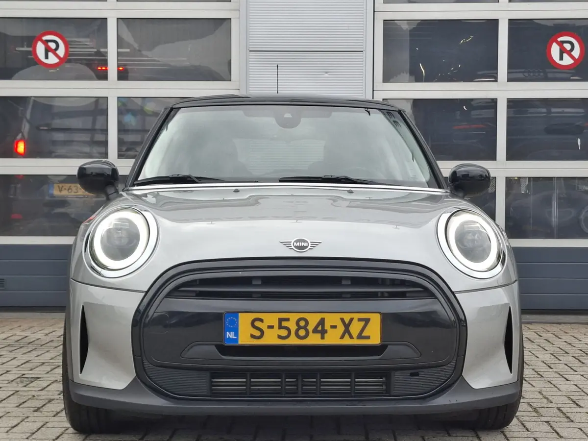 1.5 Cooper John Cooper Works | Navigatie | LMV 18" | Voorstoelen Verwarmd | Cruise Control Adaptief | Achteruitrijcamera | Airco Climate control |