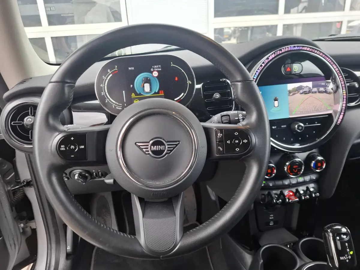1.5 Cooper John Cooper Works | Navigatie | LMV 18" | Voorstoelen Verwarmd | Cruise Control Adaptief | Achteruitrijcamera | Airco Climate control |