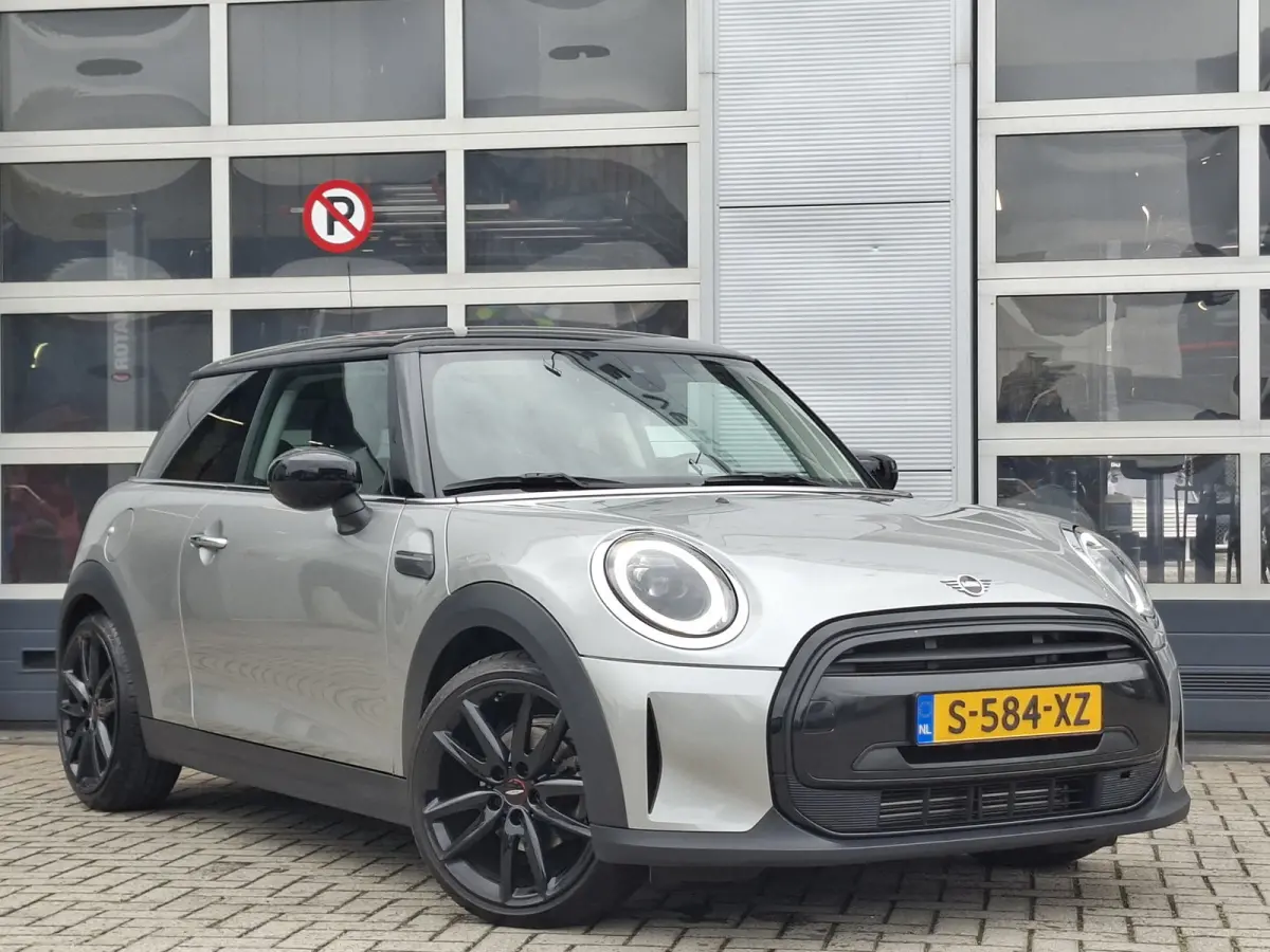 1.5 Cooper John Cooper Works | Navigatie | LMV 18" | Voorstoelen Verwarmd | Cruise Control Adaptief | Achteruitrijcamera | Airco Climate control |