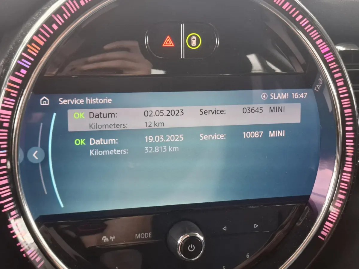 1.5 Cooper John Cooper Works | Navigatie | LMV 18" | Voorstoelen Verwarmd | Cruise Control Adaptief | Achteruitrijcamera | Airco Climate control |