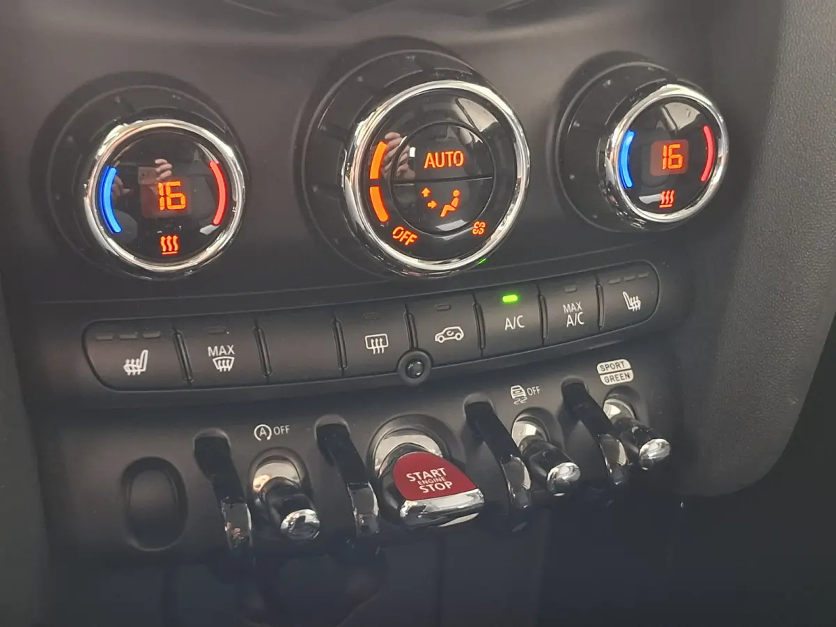 1.5 Cooper John Cooper Works | Navigatie | LMV 18" | Voorstoelen Verwarmd | Cruise Control Adaptief | Achteruitrijcamera | Airco Climate control |