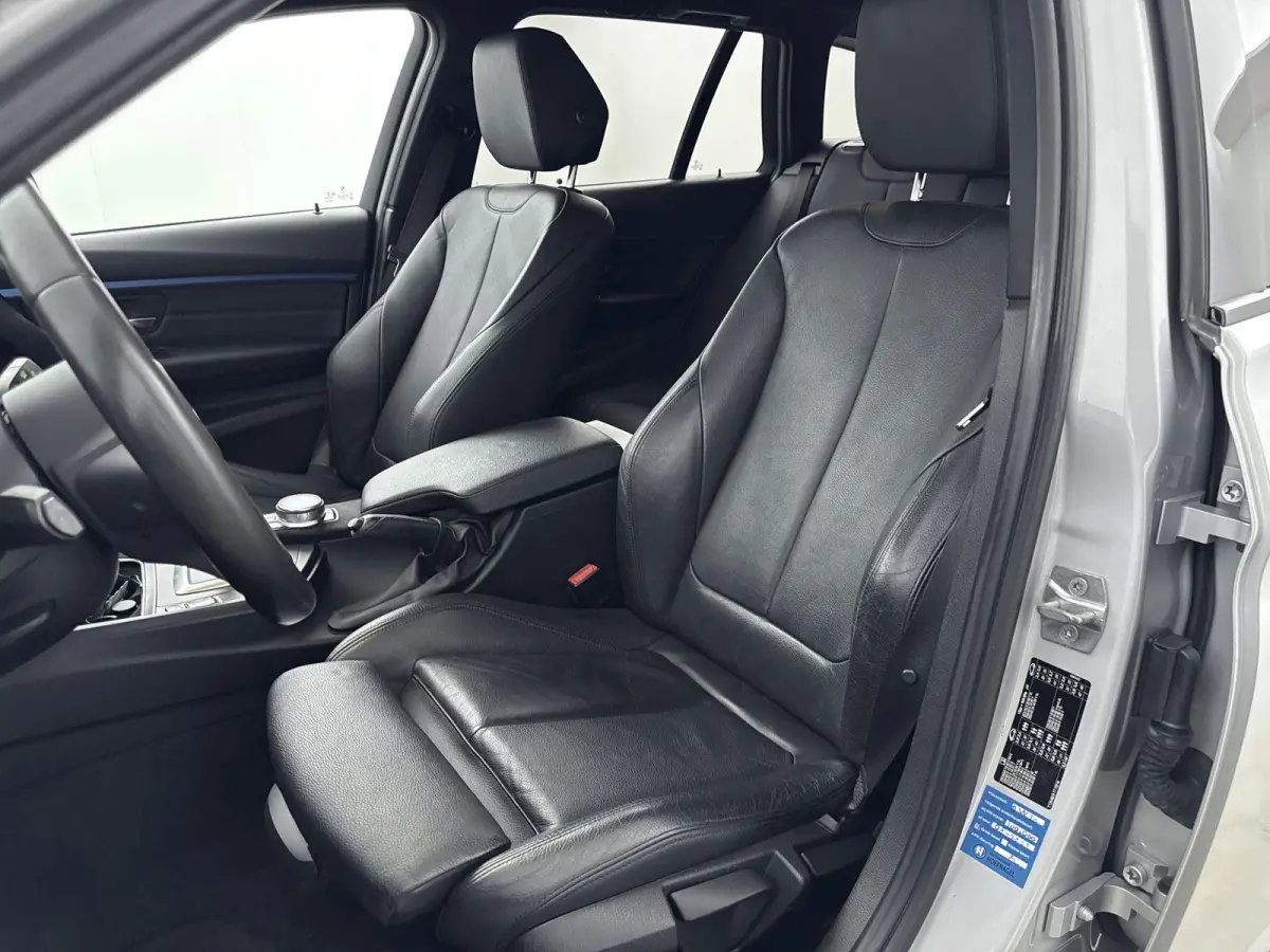 318i M Sport Edition | Cruise Control | Stoelverwarming | Climate Control | Lederen bekleding |