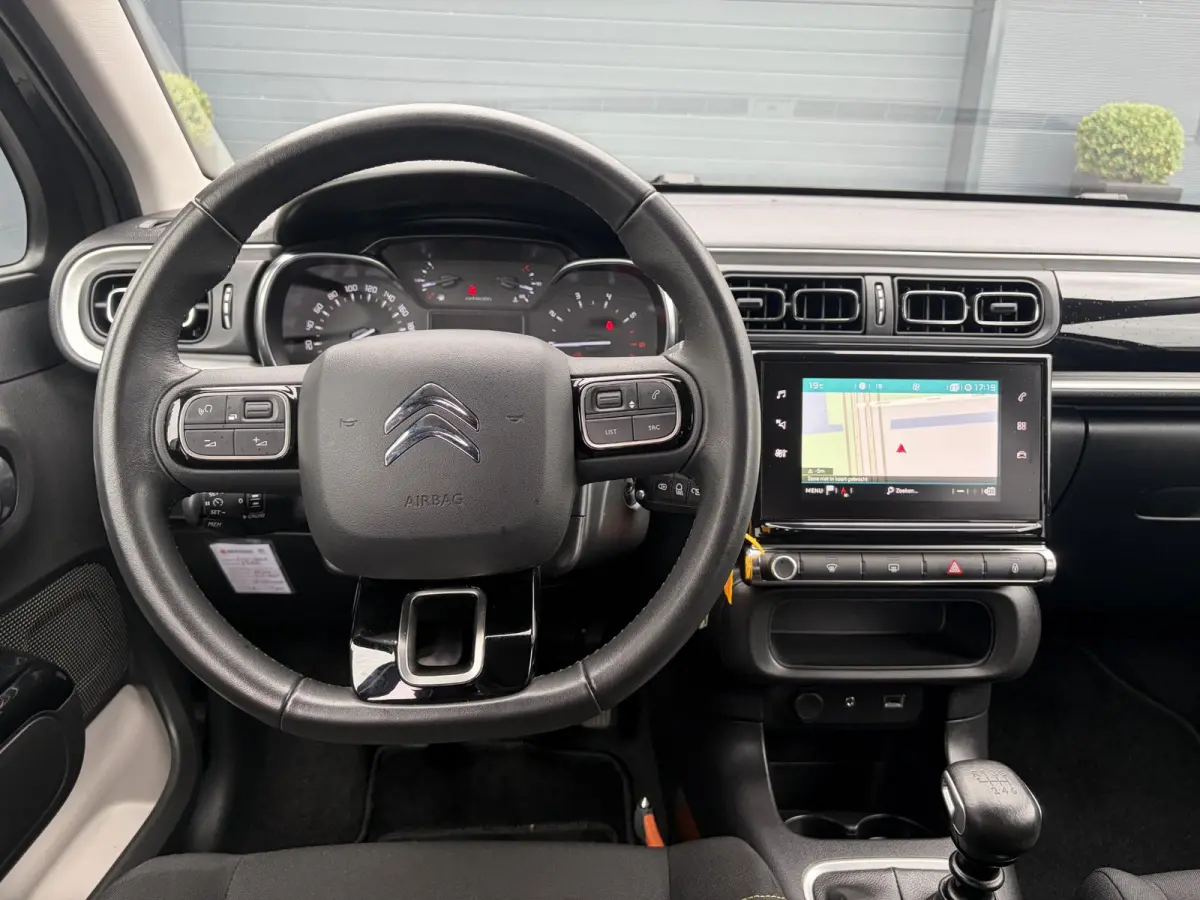 1.2 PureTech S&S Shine D-riem vv in 02-2025 l 1e Eigenaar l Dealer Onderhouden l 110pk l Navi l Camera l Carplay l Clima l Cruise l Lm velgen l 6 Bak l Rijstrooksensor l Pdc l N.A.P l Apk to