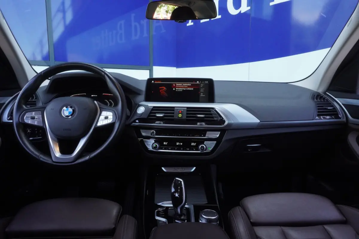 XDrive30e Business Edition Sport Plus+Led+Leder+Parking-Pack+Adaptief-Cruise+Elek-Klep+navigatie+NIEUWE BANDEN