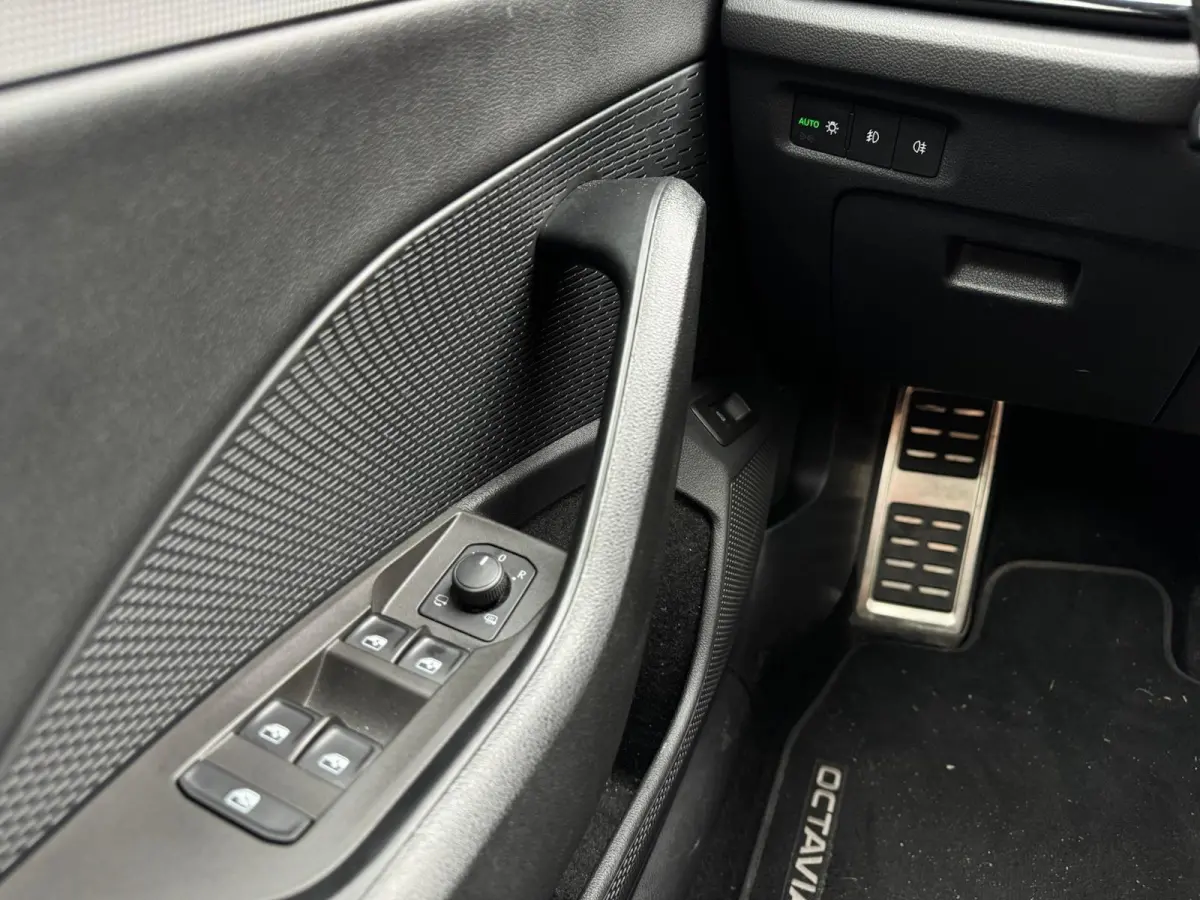 1.5 e-TSI Sport Business Automaat | Digital dashboard | Carplay | Cruise | DAB | LED | Stoelverwarming | Sensoren