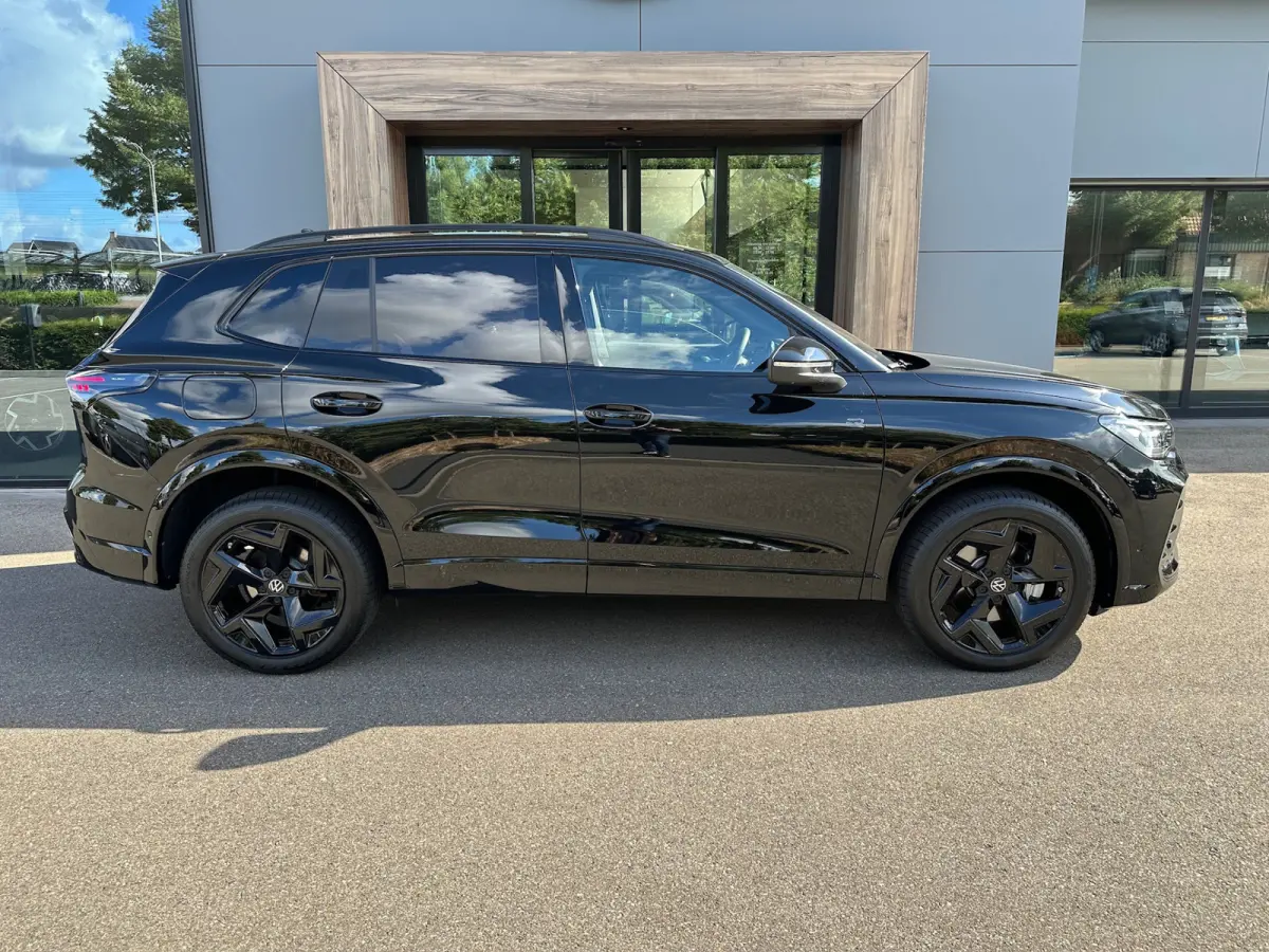 1.5 eHybrid R-Line | Black line | 360 Camera | Trekhaak | Dode hoek | IQ light | Elek. klep | Rijklaar incl. garantie