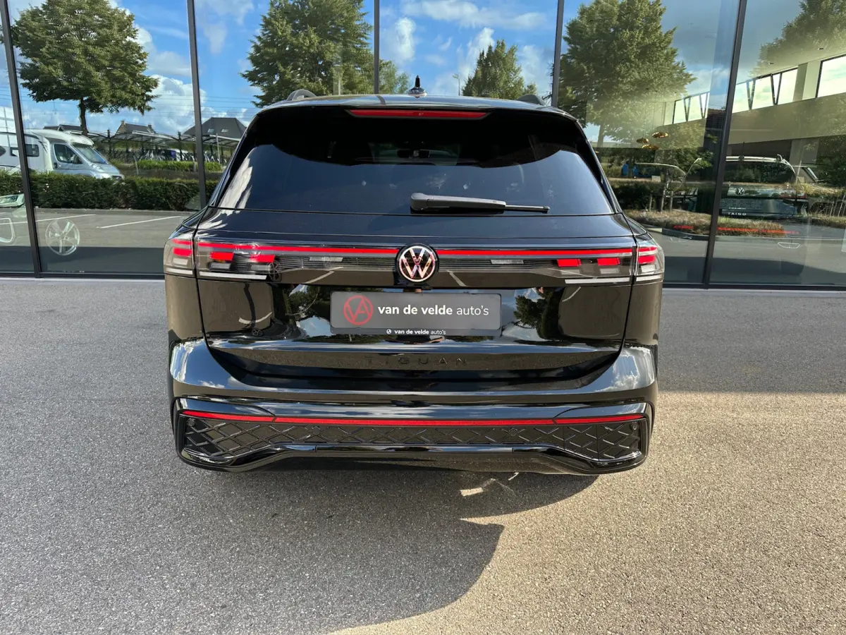 1.5 eHybrid R-Line | Black line | 360 Camera | Trekhaak | Dode hoek | IQ light | Elek. klep | Rijklaar incl. garantie