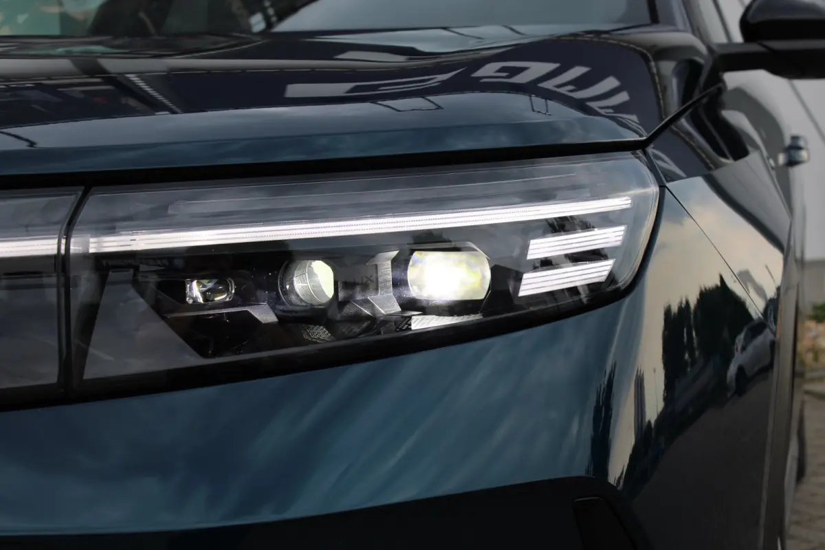 1.2 Turbo Hybrid GS / Navigatie / 360 Camera / Head-up display / Keyless / Parkeersensoren / Stuur -en Stoelverwarmd / Matrix LED / Carplay