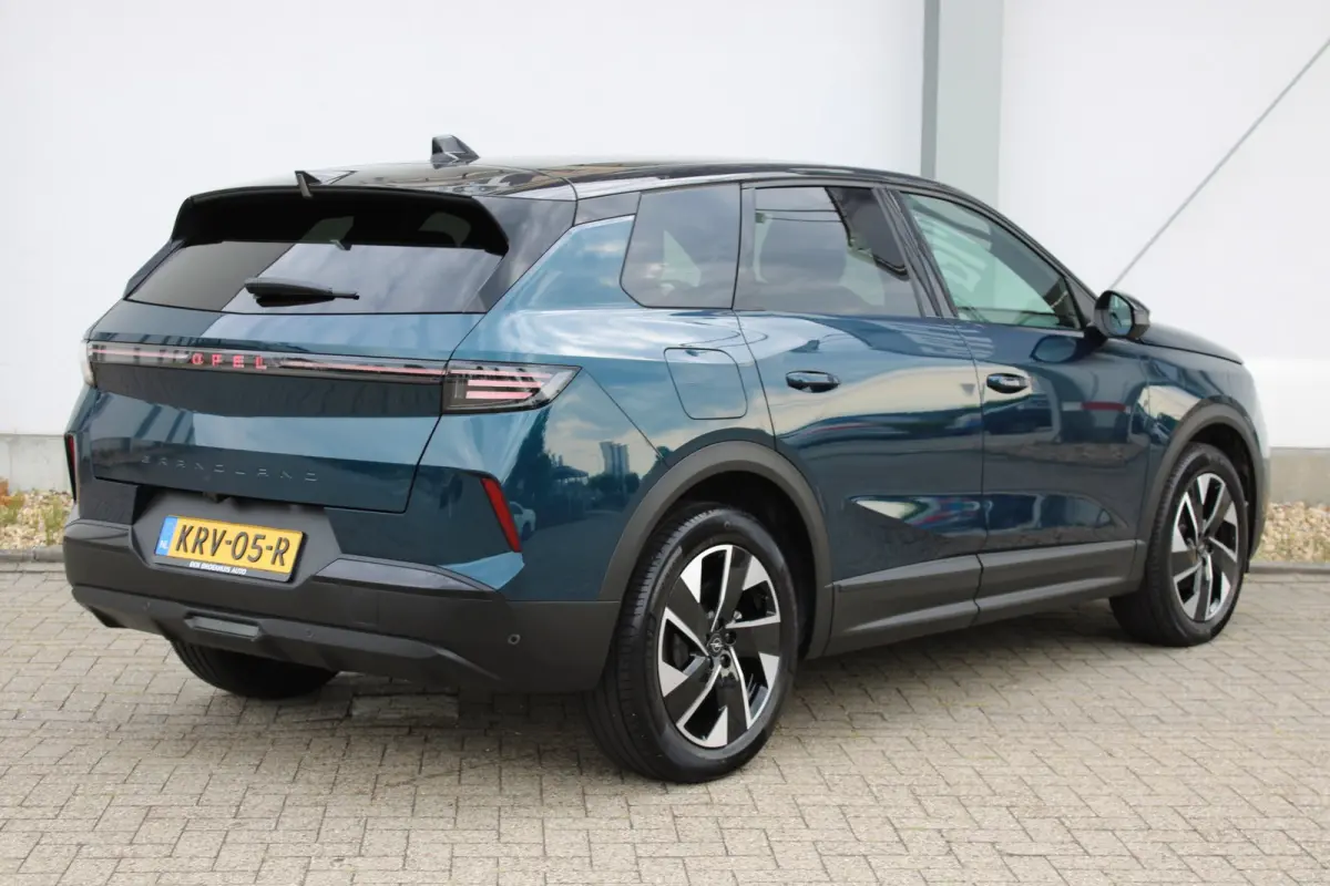 1.2 Turbo Hybrid GS / Navigatie / 360 Camera / Head-up display / Keyless / Parkeersensoren / Stuur -en Stoelverwarmd / Matrix LED / Carplay