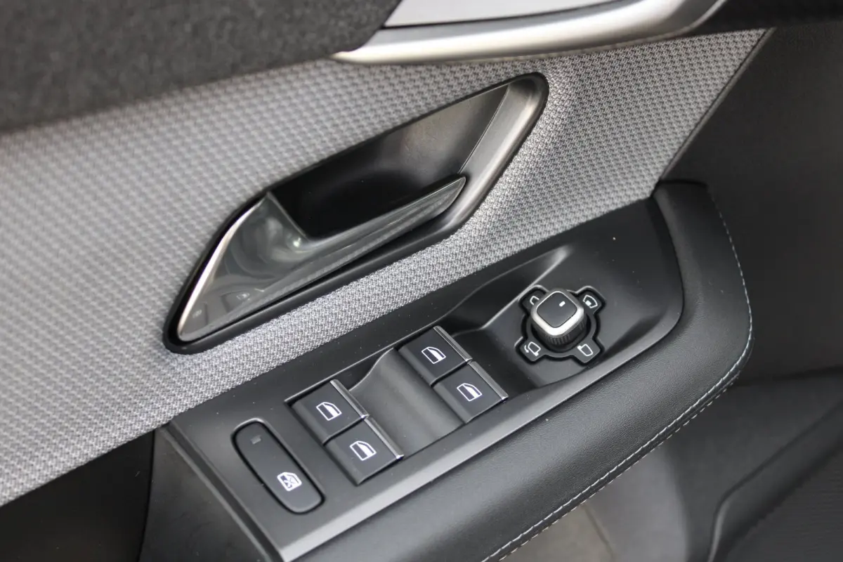 1.2 Turbo Hybrid GS / Navigatie / 360 Camera / Head-up display / Keyless / Parkeersensoren / Stuur -en Stoelverwarmd / Matrix LED / Carplay