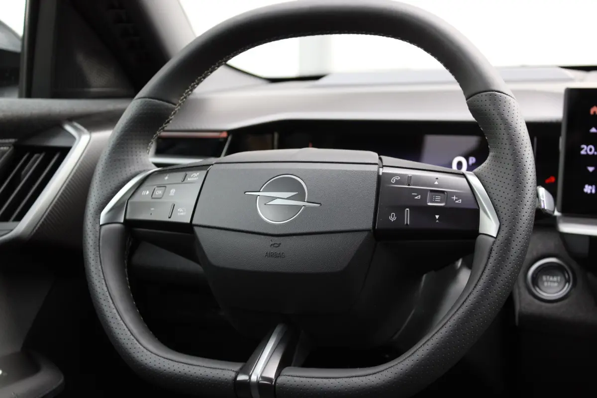 1.2 Turbo Hybrid GS / Navigatie / 360 Camera / Head-up display / Keyless / Parkeersensoren / Stuur -en Stoelverwarmd / Matrix LED / Carplay