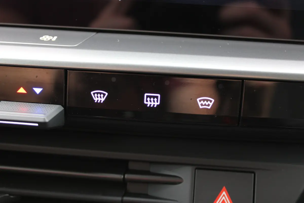 1.2 Turbo Hybrid GS / Navigatie / 360 Camera / Head-up display / Keyless / Parkeersensoren / Stuur -en Stoelverwarmd / Matrix LED / Carplay