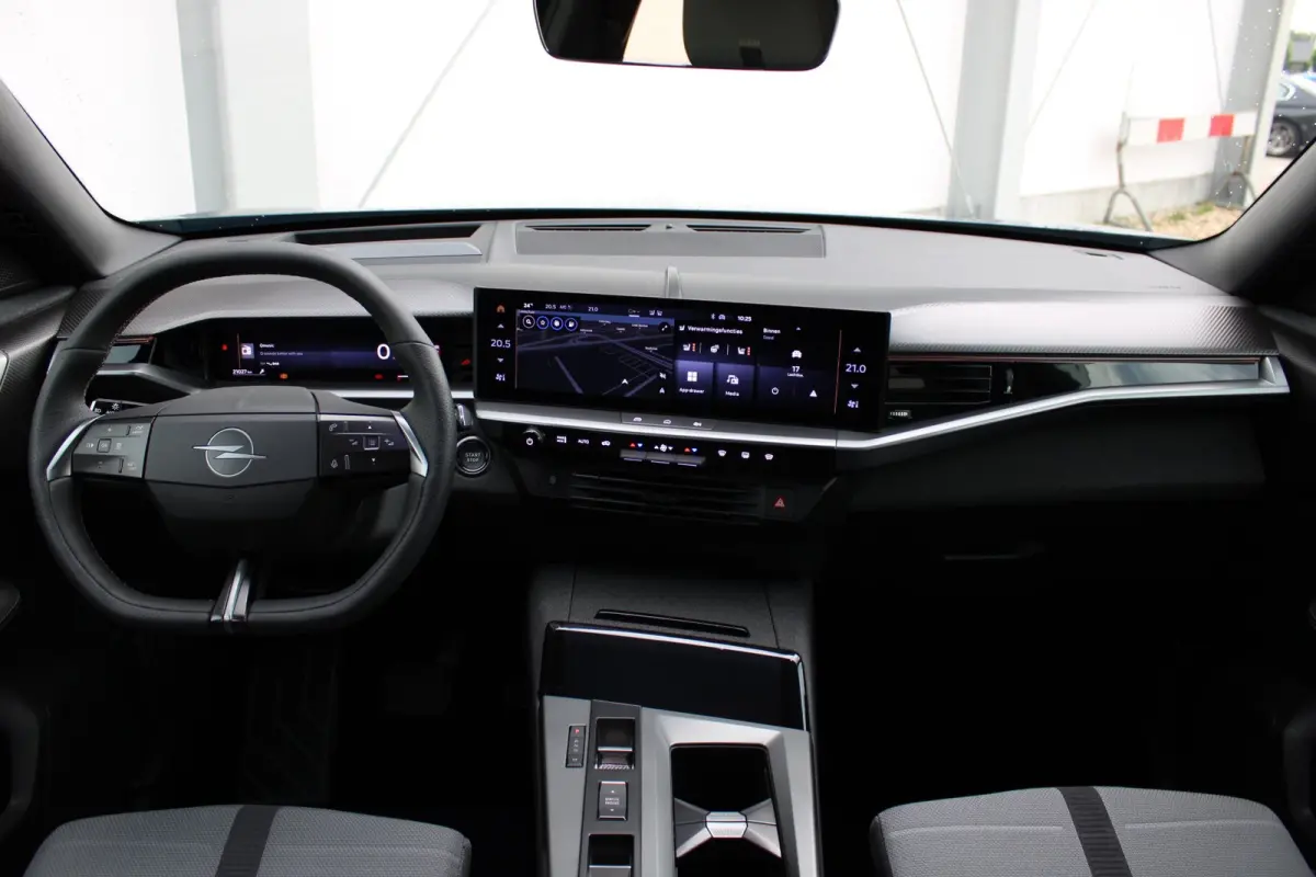 1.2 Turbo Hybrid GS / Navigatie / 360 Camera / Head-up display / Keyless / Parkeersensoren / Stuur -en Stoelverwarmd / Matrix LED / Carplay