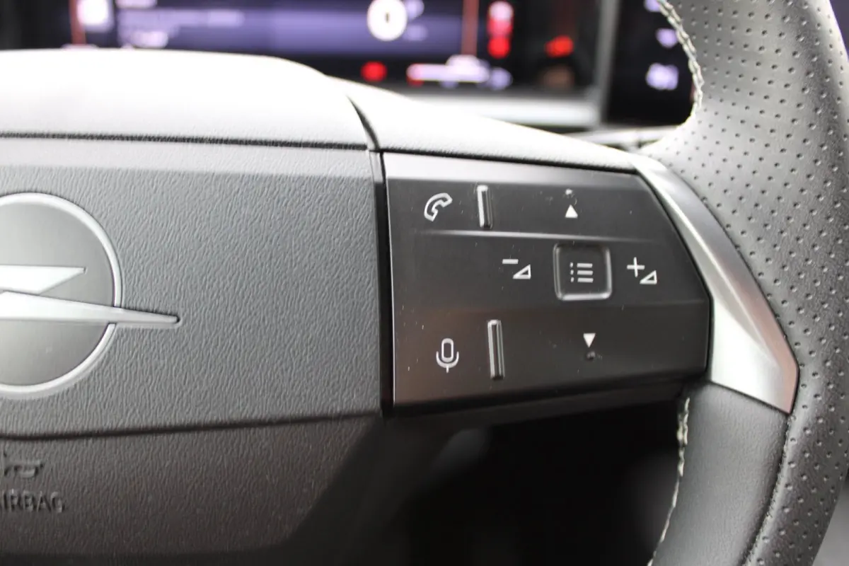 1.2 Turbo Hybrid GS / Navigatie / 360 Camera / Head-up display / Keyless / Parkeersensoren / Stuur -en Stoelverwarmd / Matrix LED / Carplay