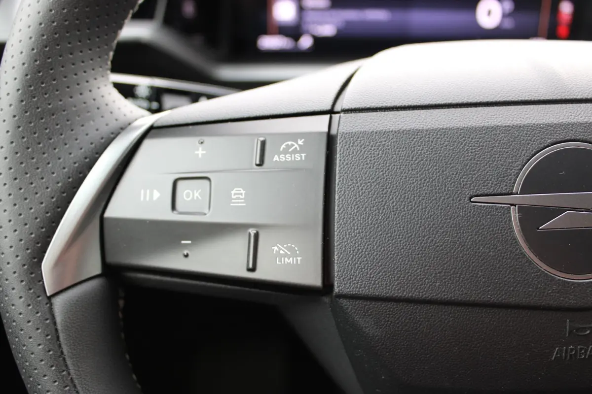1.2 Turbo Hybrid GS / Navigatie / 360 Camera / Head-up display / Keyless / Parkeersensoren / Stuur -en Stoelverwarmd / Matrix LED / Carplay