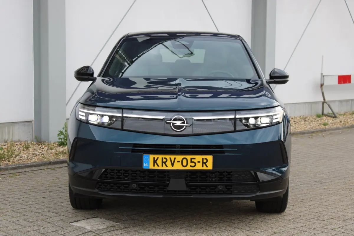 1.2 Turbo Hybrid GS / Navigatie / 360 Camera / Head-up display / Keyless / Parkeersensoren / Stuur -en Stoelverwarmd / Matrix LED / Carplay