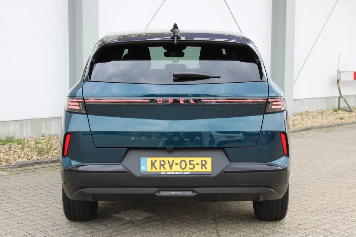 1.2 Turbo Hybrid GS / Navigatie / 360 Camera / Head-up display / Keyless / Parkeersensoren / Stuur -en Stoelverwarmd / Matrix LED / Carplay